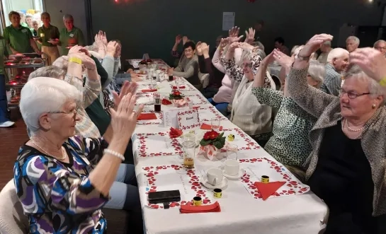 75-pluis amuseert zich op Valentijnsmiddag dat het een lieve lust is