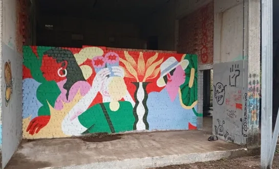 Manonina maakte speciaal voor hotelruïne deze imposante mural