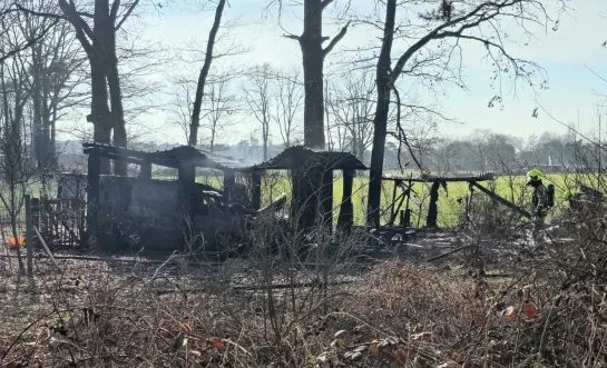 2 auto's uitgebrand Mol