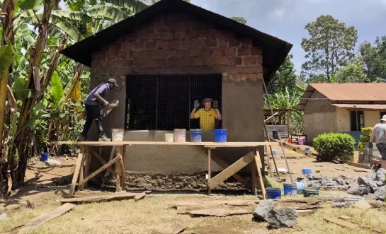 Geelse school bouwt in Tanzania