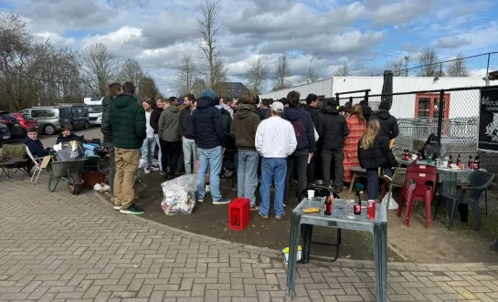 Nachtje doordoen om eerst te zijn bij uitdelen volgnummers Potjèrkruiwagenkoers Ramsel