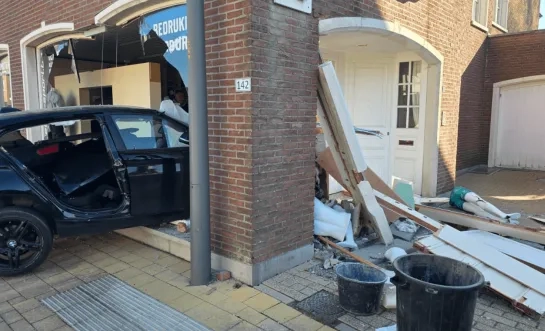 auto rijdt in gevel Hulshout