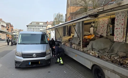 bestelwagen rijdt zich vast onder marktkraam in Turnhout
