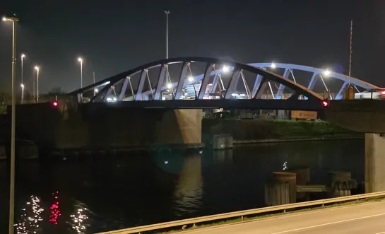 olie op het kanaal in Willebroek