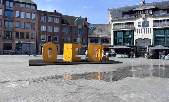 Gele letters op Markt Geel