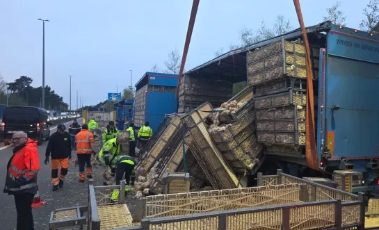 Vrachtwagen met kippen gekanteld op E313 Grobbendonk