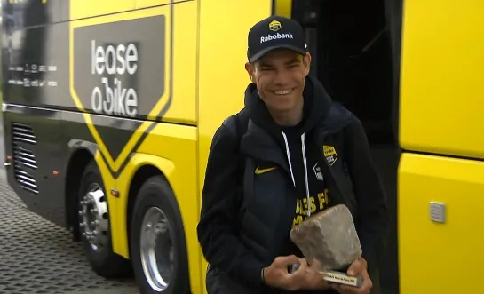 Wout van Aert met kassei na Parijs-Roubaix