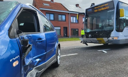bus steenweg op merksplas ongeval