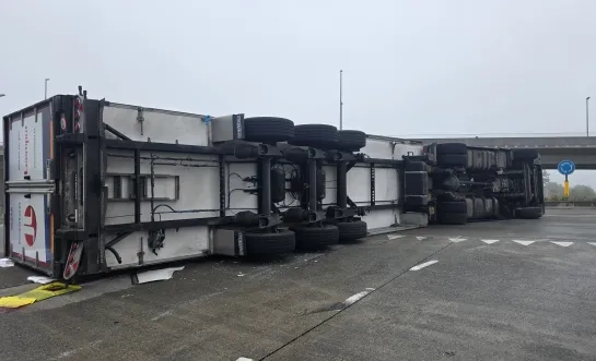 gekantelde vrachtwagen Geel-West fly-over