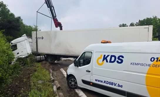 vrachtwagen in middenberm E34 Postel