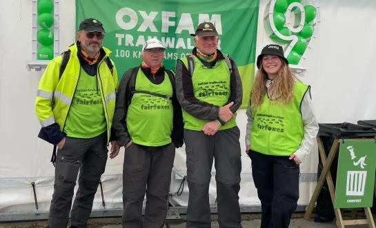 Dit team van de Fairfoxes wandelde 100 kilometer ten voordele van Oxfam