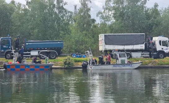 Civiele bescherming vist twintig vaten uit kanaal in Olen