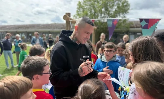 Radja Nainggolan neemt ruim de tijd voor handtekeningen en foto's