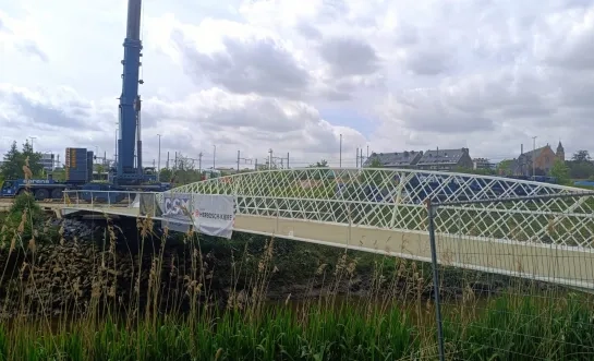 Borchtbrug Mechelen op haar plaats gelegd