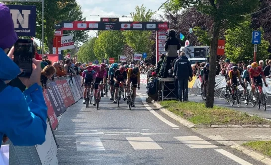 Noah Hobbs is de snelste in de sprint en wint de Heistse Pijl