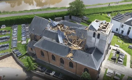 Beschadigde kerk in Heffen