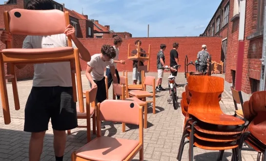 verhuis Michaelschool stoelen
