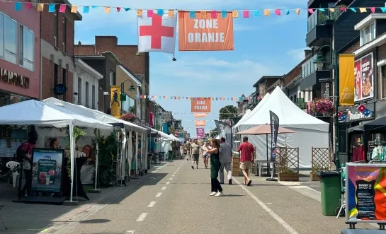 Braderij in Heist onder loden zon