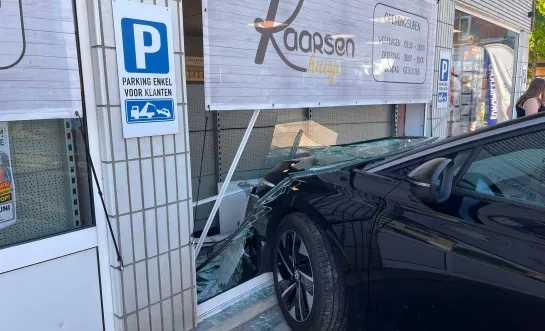 Auto in etalage Kaarsenhuisje Geel-Zammel
