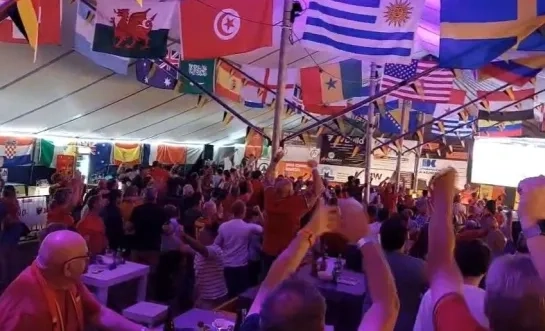 Supporters volgen wedstrijd Rode Duivels op groot scherm