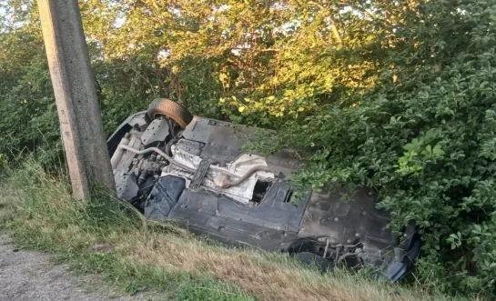Auto in gracht Oosterwijk