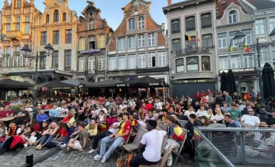 Fans op de Grote Markt in Mechelen