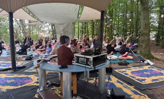 Arnases op Dreamville Yoga Tomorrowland