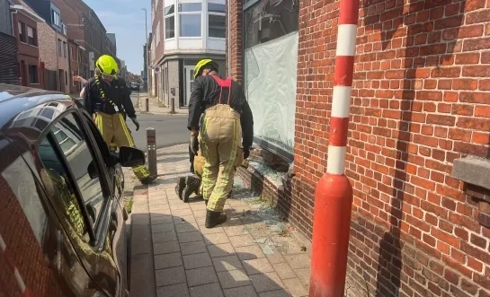Auto botst tegen gevel