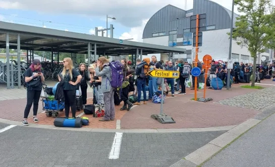 Drukte aan station Mol bij aanvang Graspop
