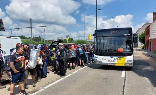 Drukte aan station Mol bij aanvang Graspop