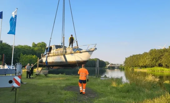 Verloederde boten in de jachthaven in Herentals worden weggetakeld
