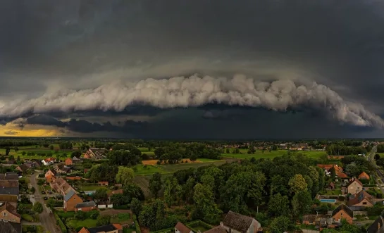 wolken voor onweer boven Retie