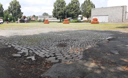 gemeente Ravels gaat de verzakte kasseien op het marktplein van Weelde aanpakken