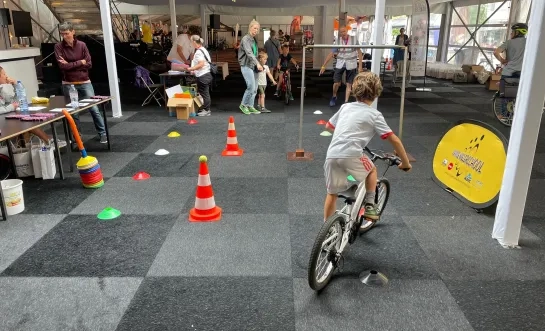 Vlaamse wielerschool Herentals feest en fietst happy weekends