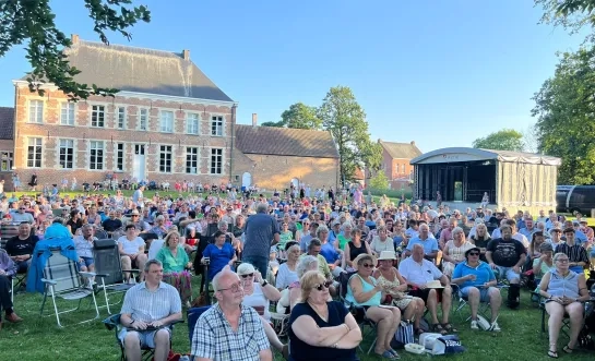 Veel volk in de Pastorietuin in Retie