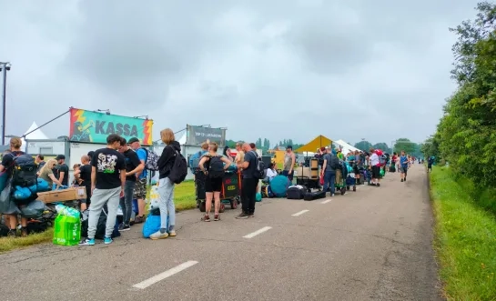 festivalgangers wachten op opening camping reggae geel