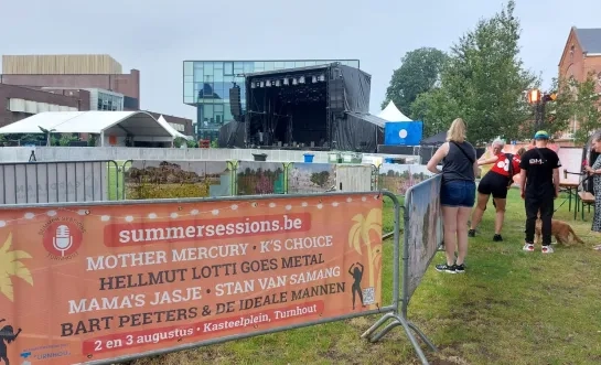 Summer Sessions Turnhout opbouw 2024 stadsfestival Helmut Goes Metal K's Choice Bart Peeters festival Kasteelplein Warande