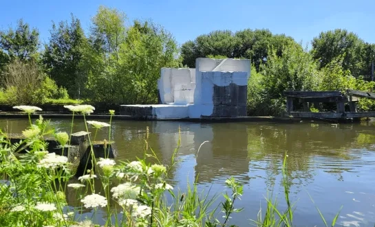 Turnhout: brugpijlers bels lijntje wit geverfd door vandalen