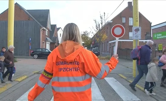 gemachtigd opzichter politie oversteek zebrapad school
