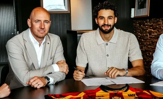 Ahmed Touba (rechts) tekent bij KV Mechelen onder goedkeurend oog van Sportief Directeur Tim Matthys (links)