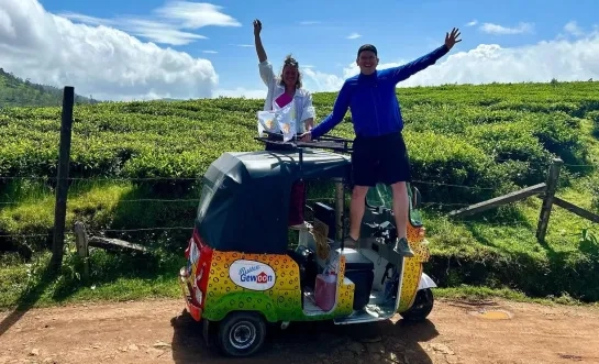 Laura en Erik zamelen met hun Tuktuk-race geld in voor de stichting Buitengewoon