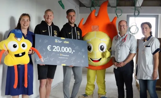 KVC Westerlo schenkt cheque aan Planeet Goudgeel Ziekenhuis Geel