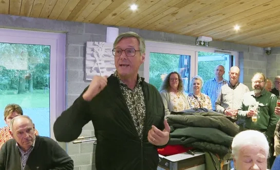 ward kennes spreekt partijgenoten toe na verkiezingsoverwinning 13 oktober 2024