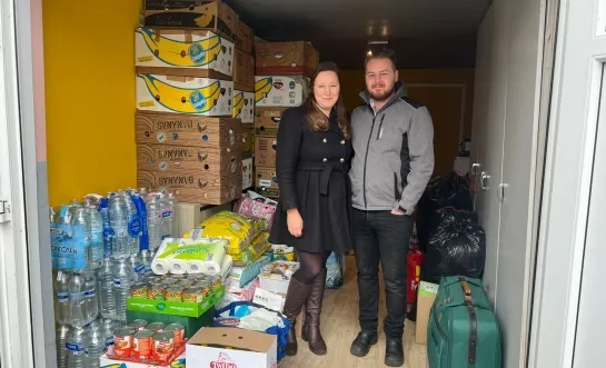 Yannick & Joyce zamelen hulpgoederen in voor Spanje