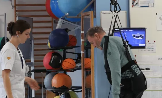 Eén van de patiënten test de Zero-G uit