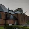 De kerk van Heffen zonder torenspits na zware storm