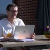 Mien van Olmen aan haar computer