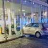Auto rijdt tegen raam Huis van de Mechelaar