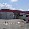 Man met hamer slaat honderden flessen stuk in drankenhandel