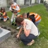 Leerlingen GVB Booischot planten bloemetjes aan oorlogsmonument